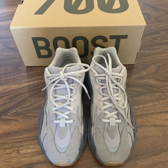 Yeezy Boost 700 V2 - Picture 4 of 4